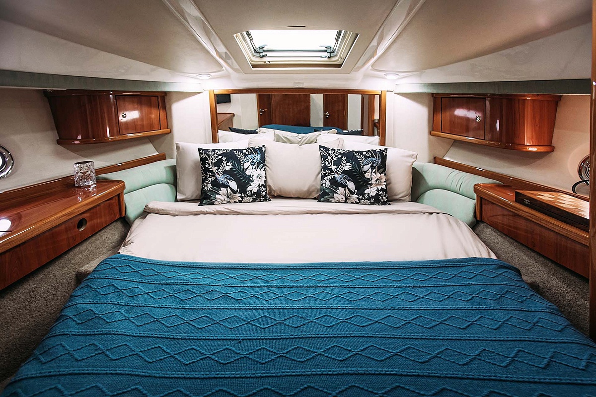 Аренда моторной яхты Sealine 39 АМО в Санкт-Петербурге